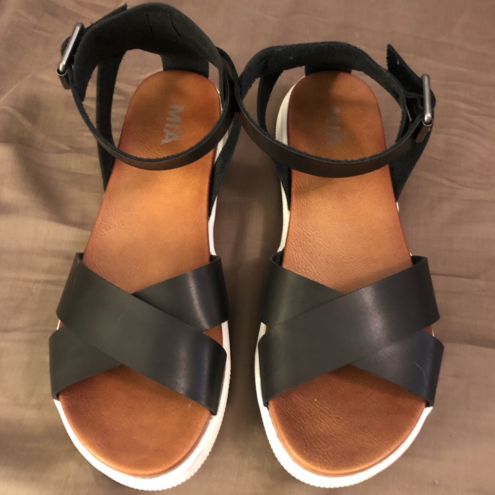 NWOT MIA PLATFORM SANDALS
